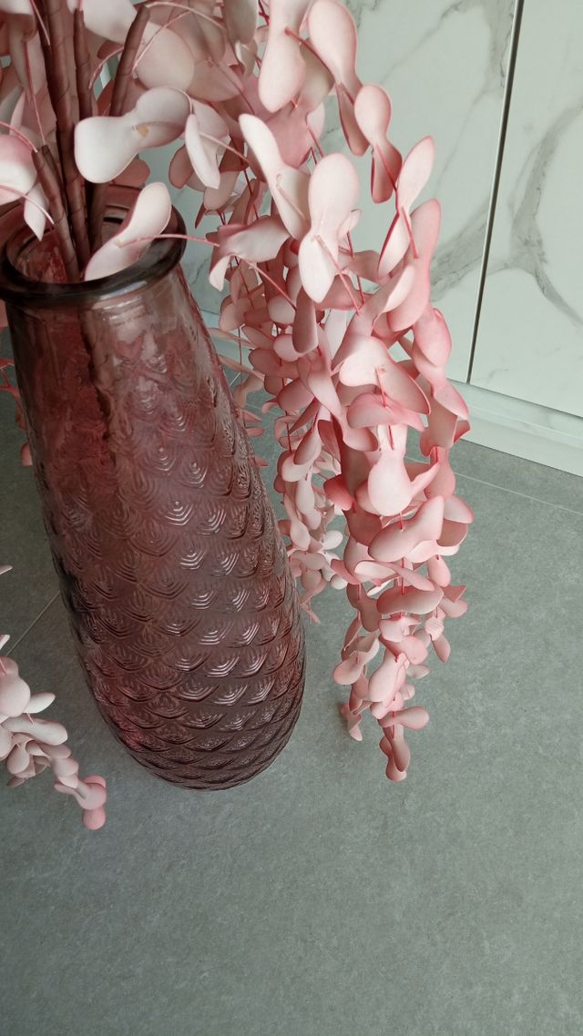 jarrón rosa con flores rosas