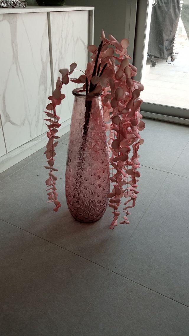 jarrón rosa con flores rosas