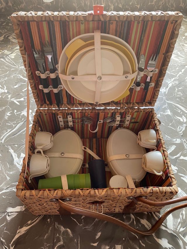 Cesta de mimbre vintage para picnic