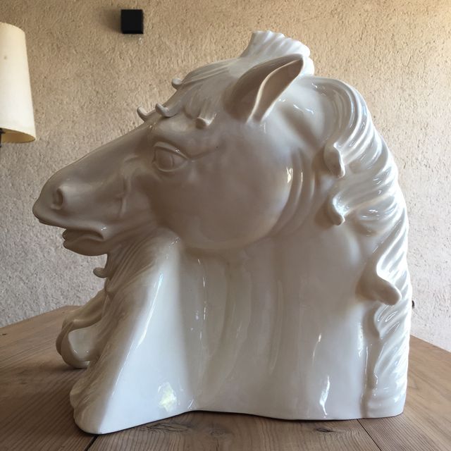 Escultura de porcelana de caballos