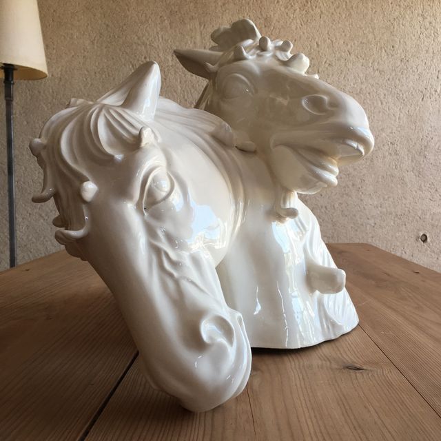 Escultura de porcelana de caballos