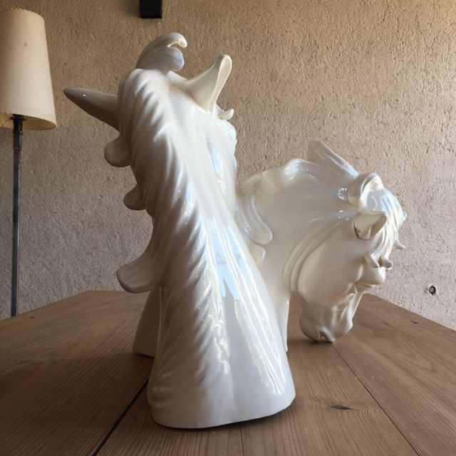 Escultura de porcelana de caballos