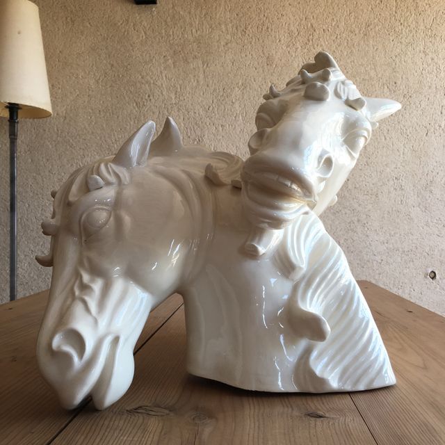 Escultura de porcelana de caballos