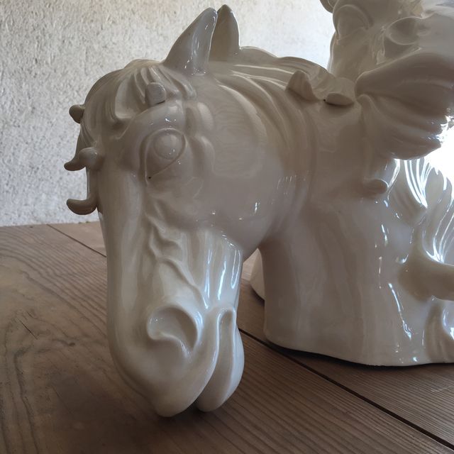 Escultura de porcelana de caballos
