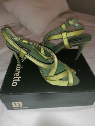 Rebajas\\uD83D\\uDE01sandalia tacón verde oliva de Tintoretto de segunda mano  por 25 EUR en Tavernes Blanques en WALLAPOP