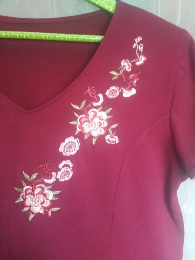 Camiseta con flores bordadas Talla 44