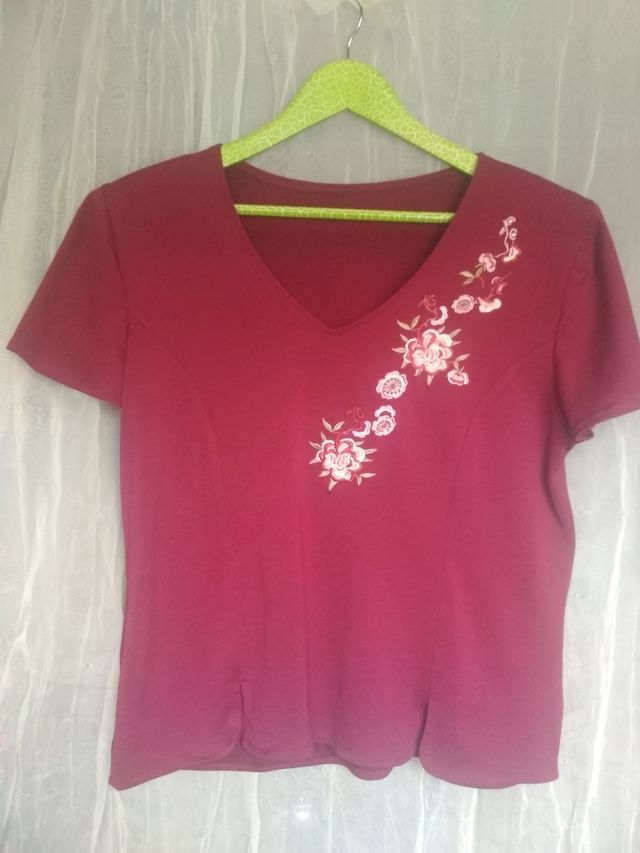 Camiseta con flores bordadas Talla 44
