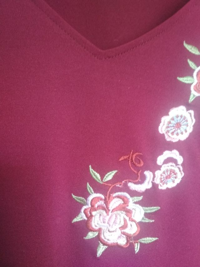 Camiseta con flores bordadas Talla 44