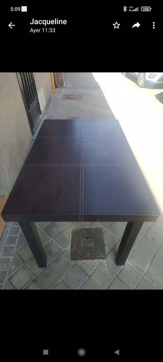 Mesa y 4 sillas de polipiel