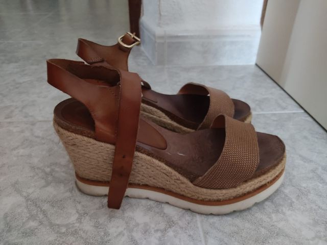 Sandalia cuña piel de Tambi