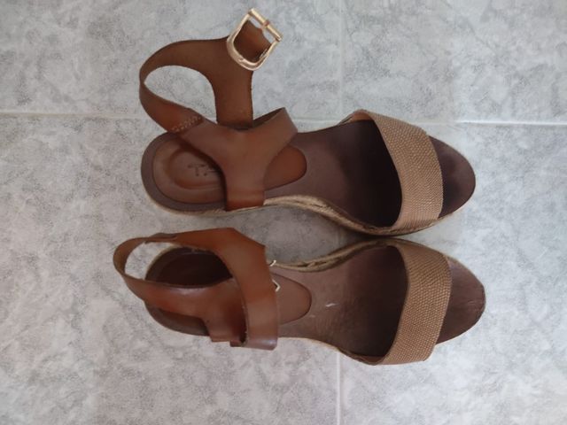 Sandalia cuña piel de Tambi