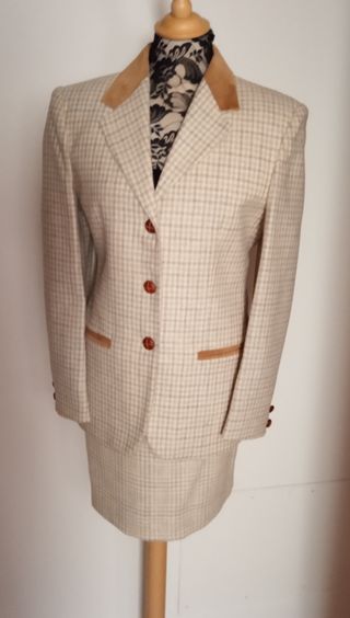 Traje chaqueta de tres piezas de El Corte Inglés de segunda mano por 50 EUR  en Málaga en WALLAPOP