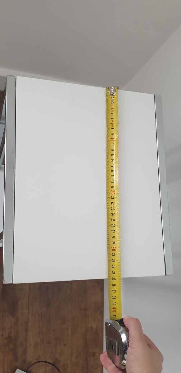 Mesa blanca lacada y metalizada