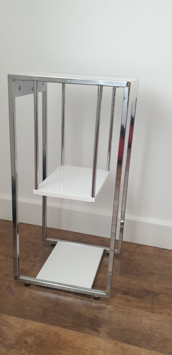 Mesa blanca lacada y metalizada