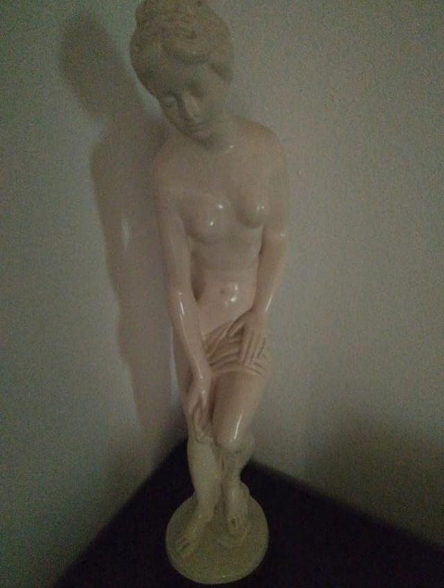 Estatua blanca mujer