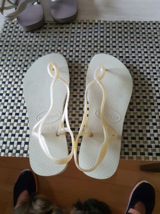 Sandalias Havaianas blancas 37-38 de segunda mano por 5 EUR en Brunete en  WALLAPOP