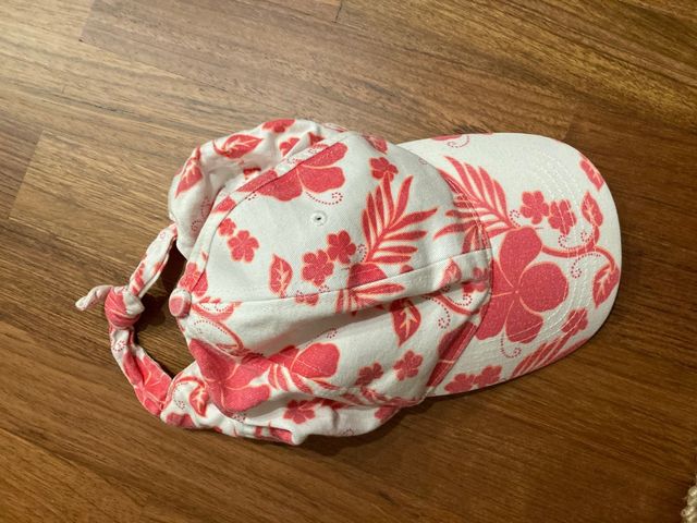 Gorra de niña fucsia y blanca