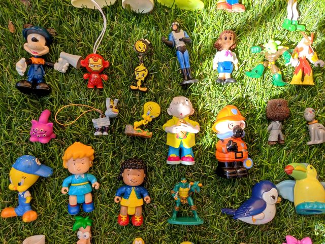 Lote de muñecos de goma variado