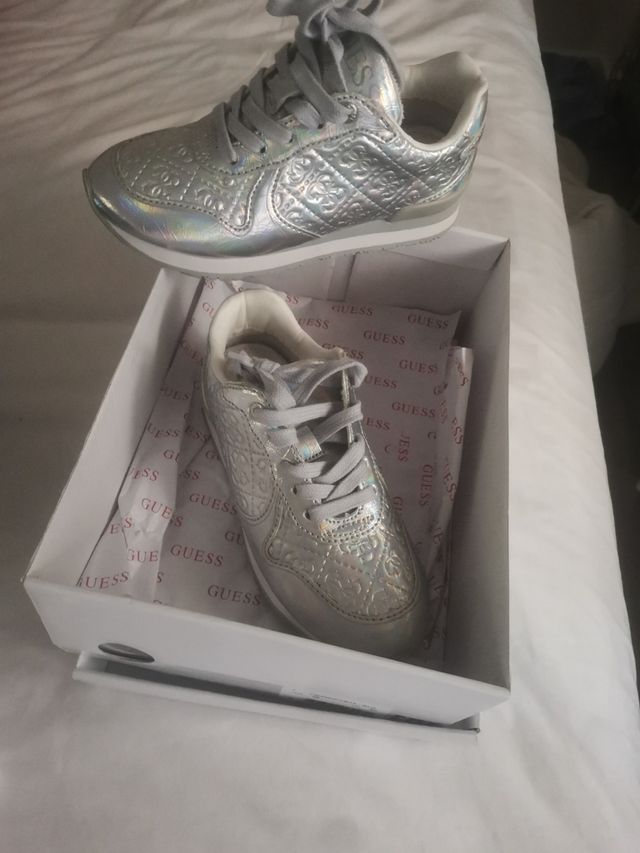 Zapatillas Guess plateadas