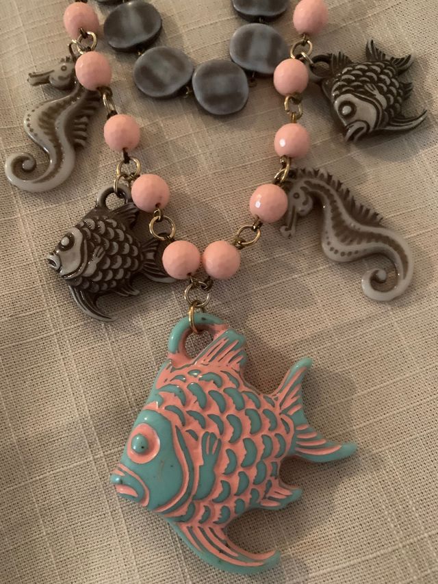 Collar peces turquesa, rosa y gris