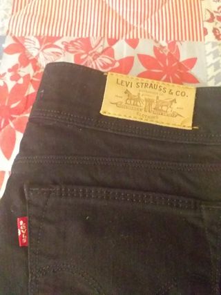 Pantalón de mujer Levi\\'s 571 modelo slim fit. de segunda mano por 25 EUR  en Badajoz en WALLAPOP