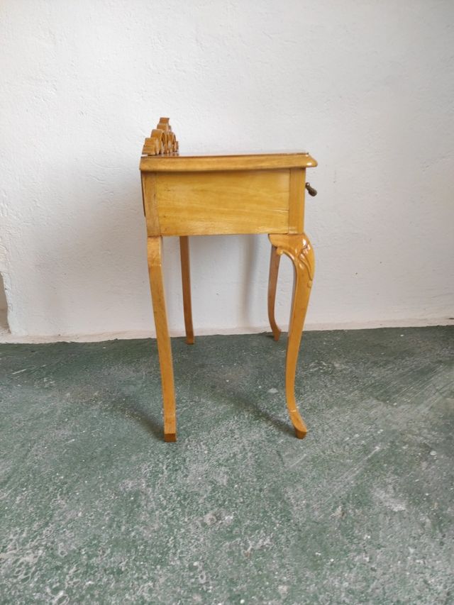 Mesita de noche antigua