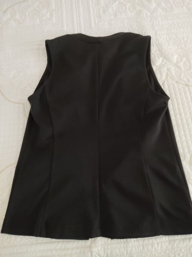 Chaleco negro con botones dorados de Primark