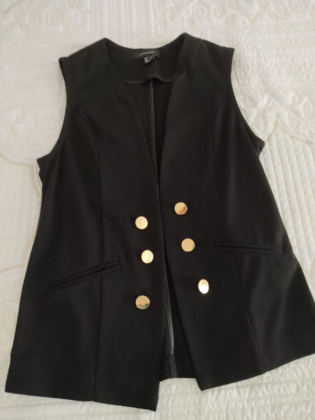 Chaleco negro con botones dorados de Primark
