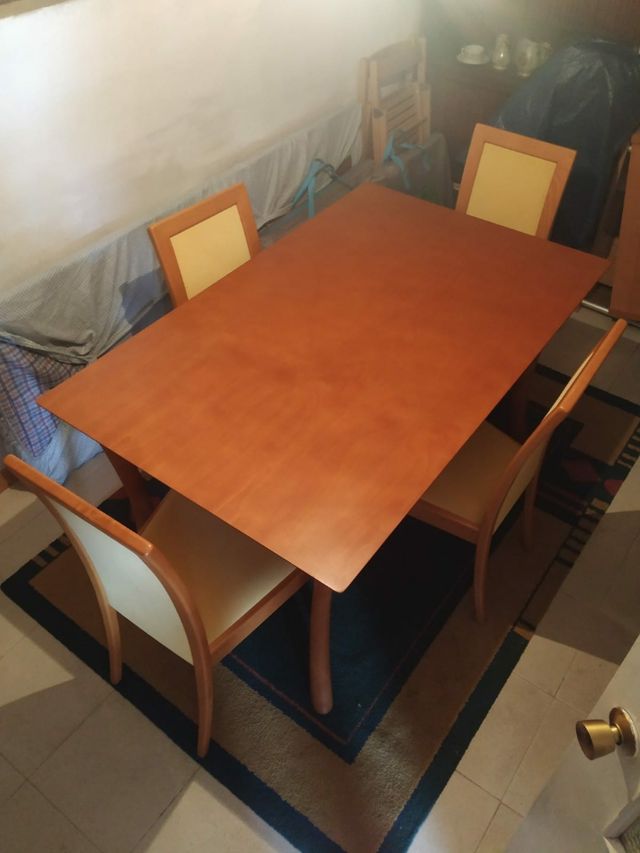 Mesa extens+4sillas(marca Sillala)