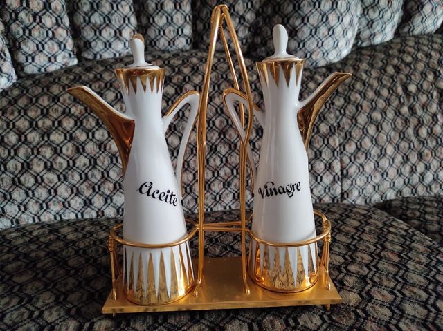 Preciosas vinajeras de porcelana