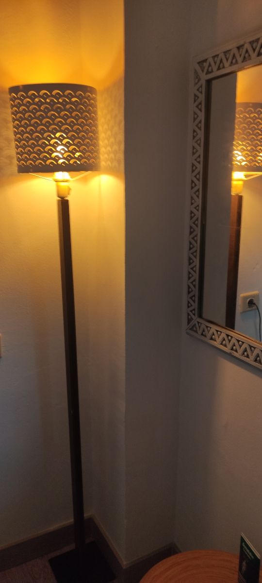 lámpara de pie forrada en piel