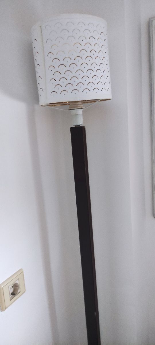 lámpara de pie forrada en piel