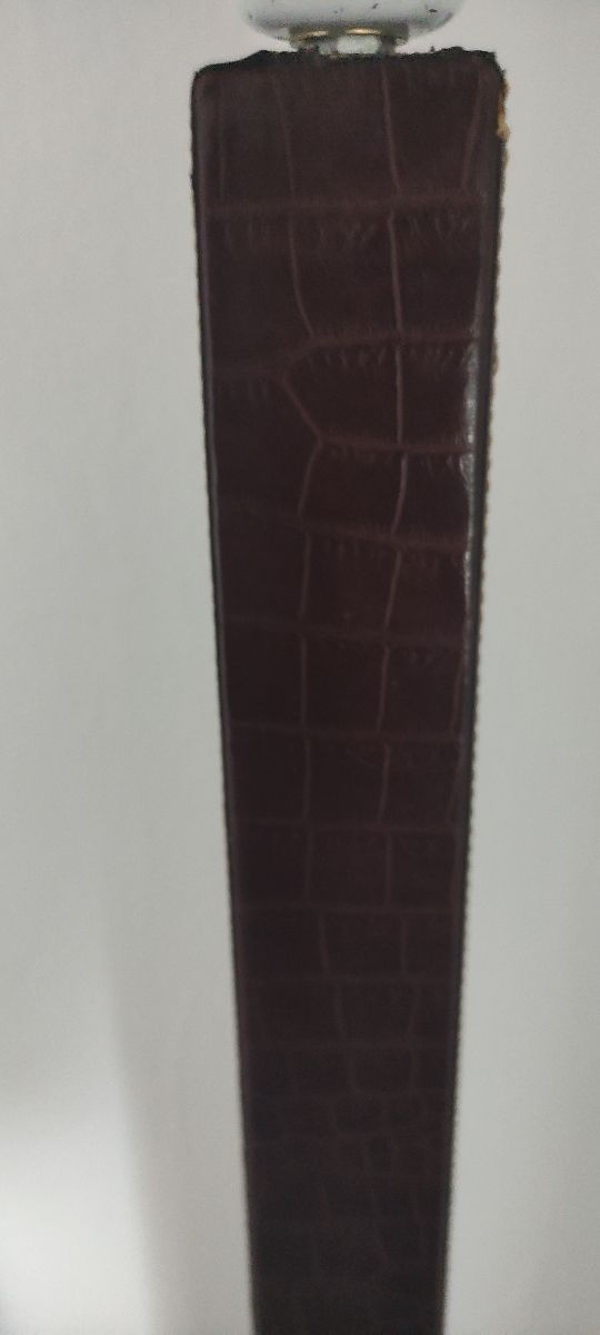 lámpara de pie forrada en piel