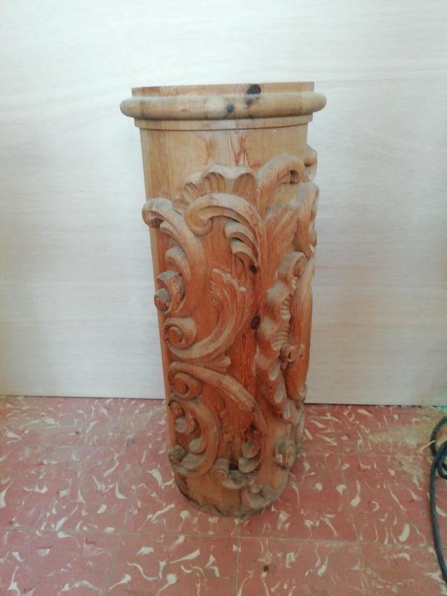 Bases de columnas talladas en pino