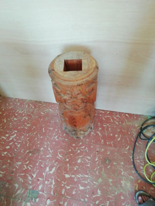 Bases de columnas talladas en pino