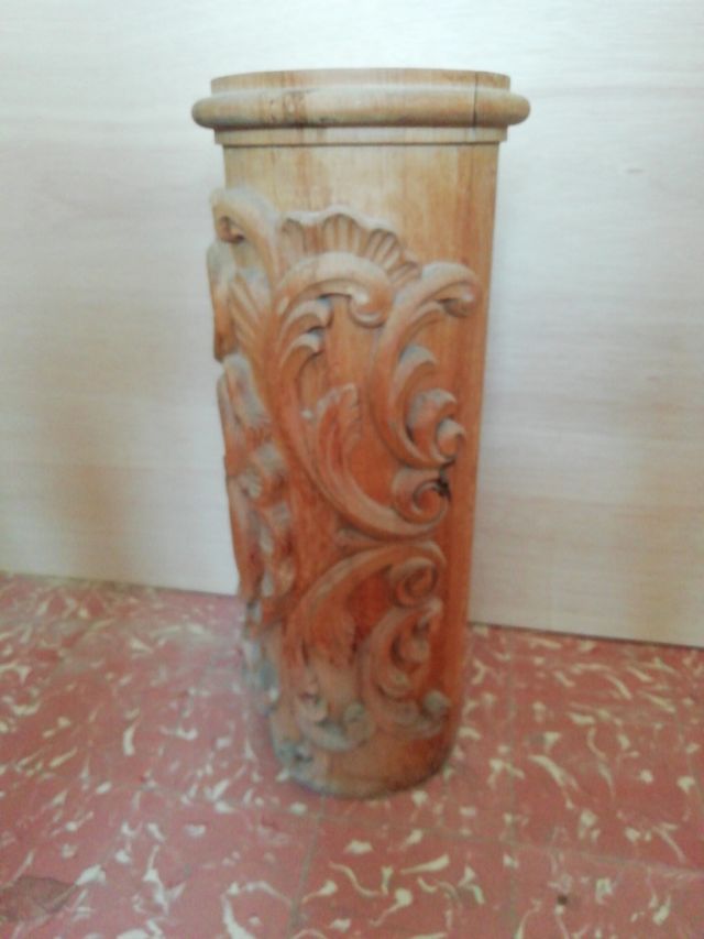 Bases de columnas talladas en pino