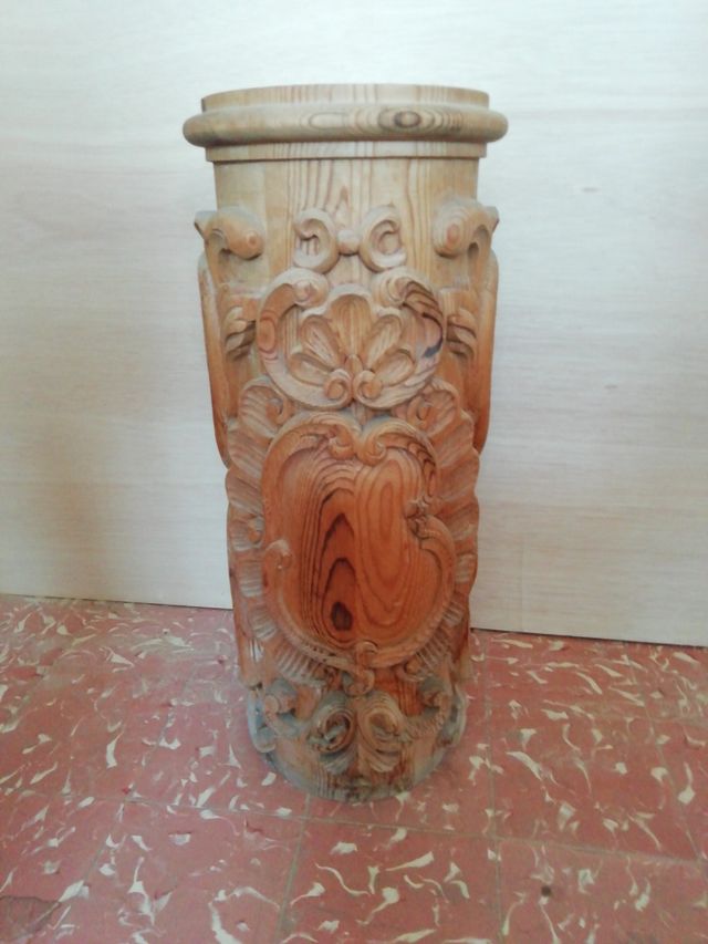 Bases de columnas talladas en pino