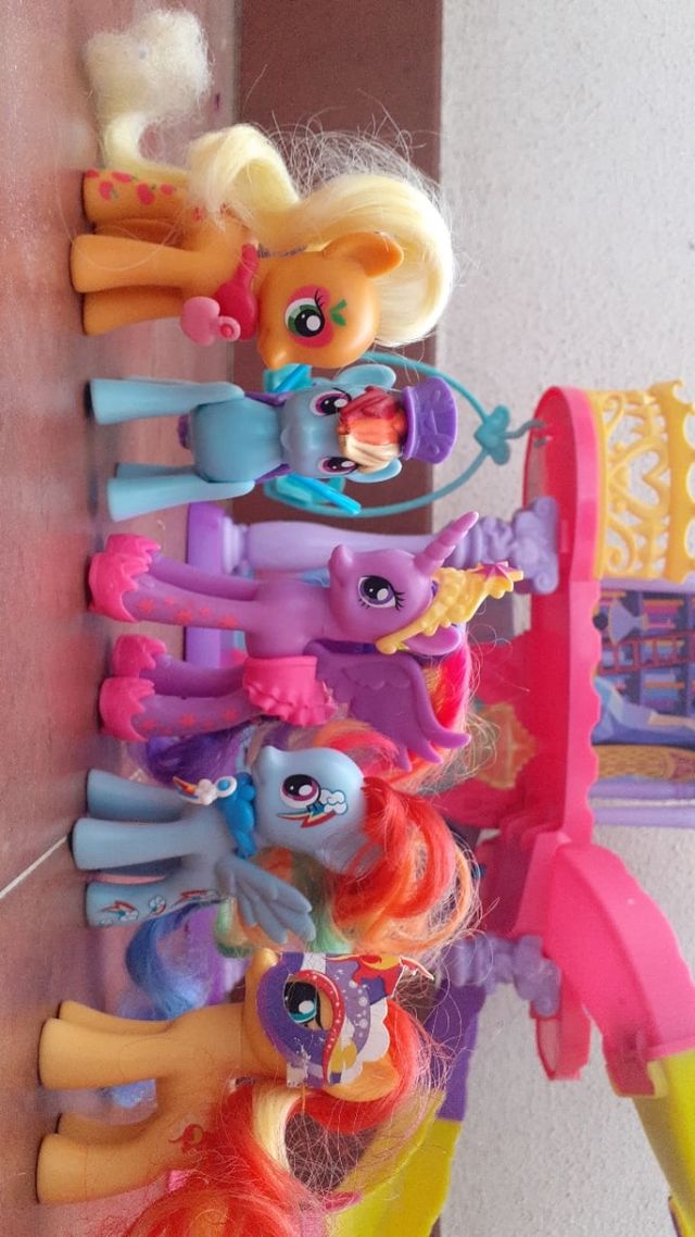 Castillo de my little pony, con los ponis incuidos
