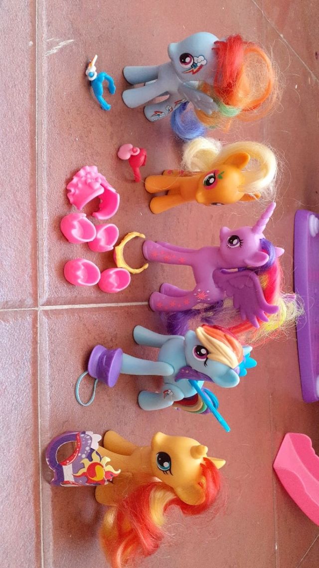 Castillo de my little pony, con los ponis incuidos