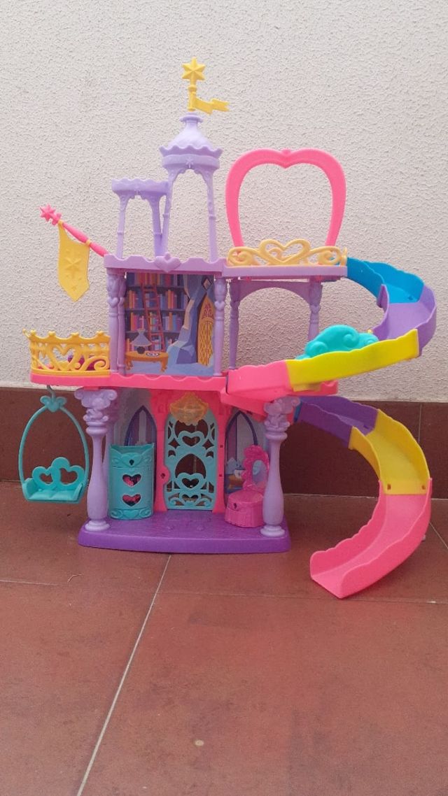 Castillo de my little pony, con los ponis incuidos