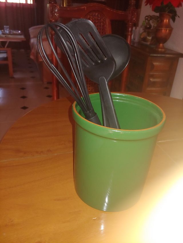 recipiente de cocina con utensilios