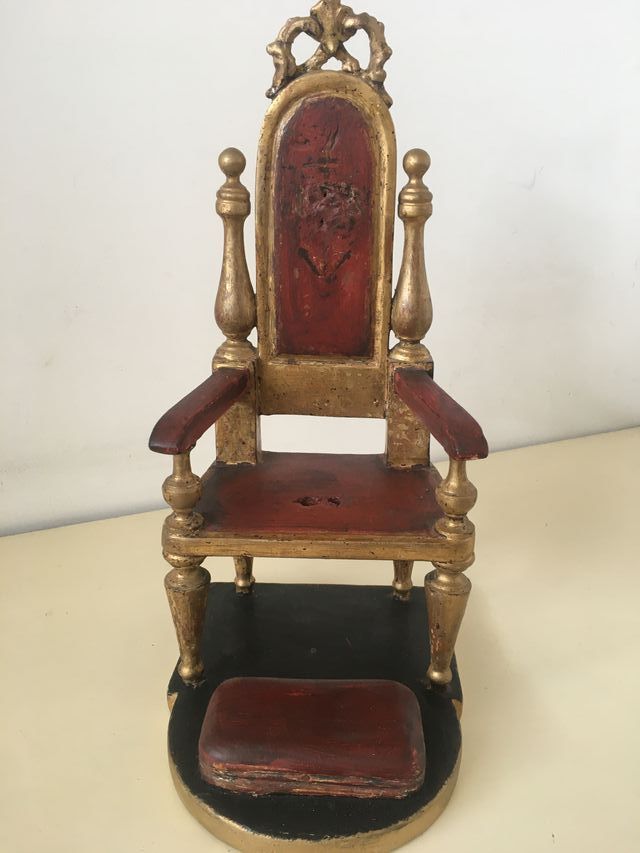 Trono antiguo de madera policromado