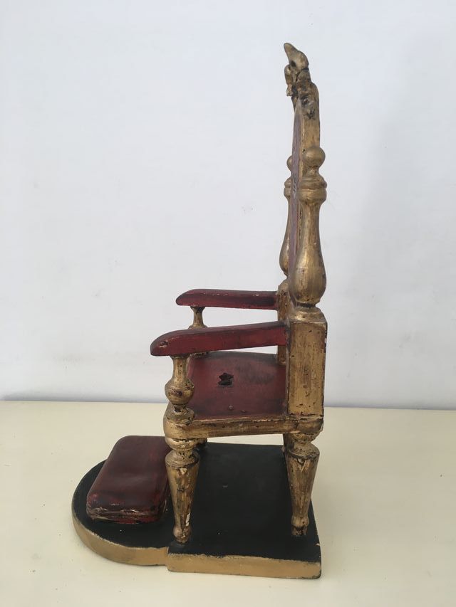 Trono antiguo de madera policromado