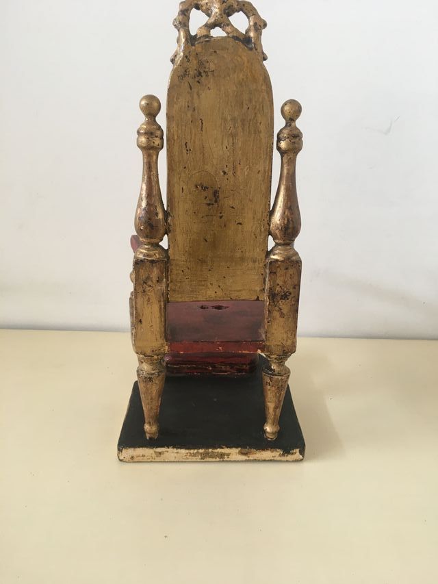 Trono antiguo de madera policromado