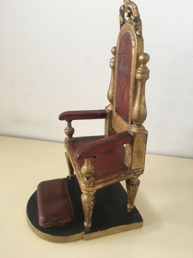 Trono antiguo de madera policromado