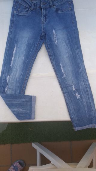 Pantalón vaquero roto pirata largo (corsario) de segunda mano por 3 EUR en  Yunquera de Henares en WALLAPOP
