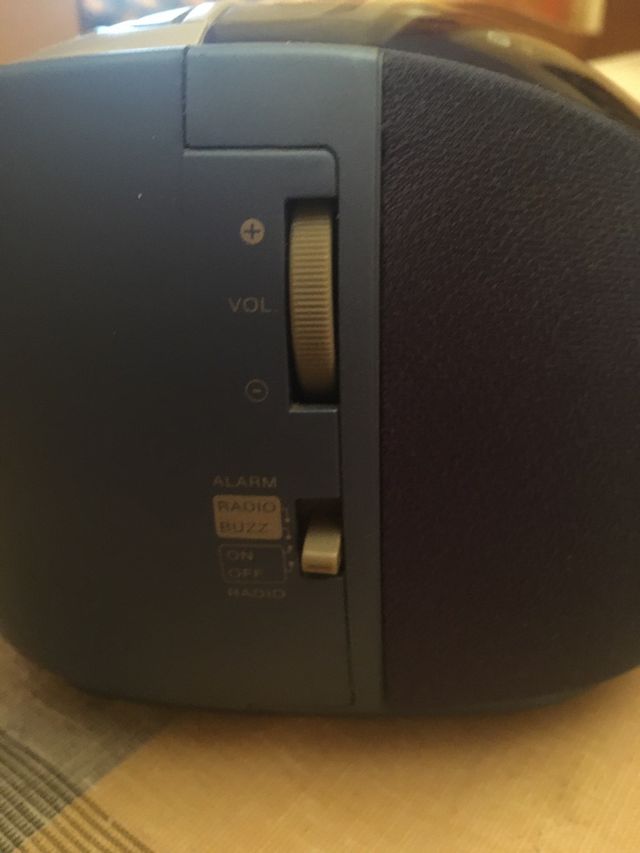 Radio despertador marca SCOTT