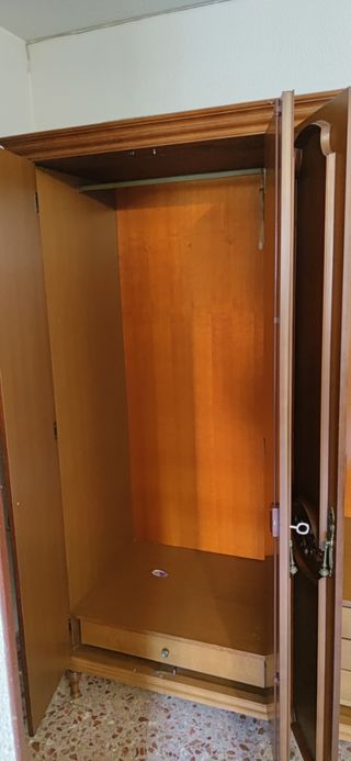 Armario antiguo de madera de segunda mano por 300 € en Valencia en WALLAPOP