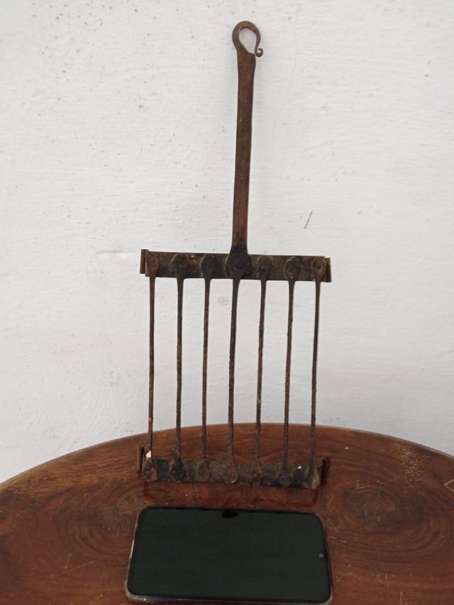 Pequeño asador - tostador muy antiguo