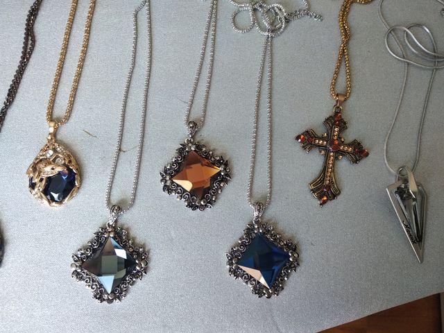 Collares. Resto tienda cerrada  pandemia